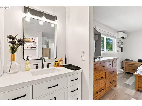 Bath - 992 Travis Ave, Eugene, OR 97404 photo 1 of 3