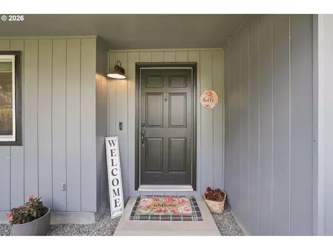 Entry Way - 992 Travis Ave, Eugene, OR 97404 photo 1 of 2