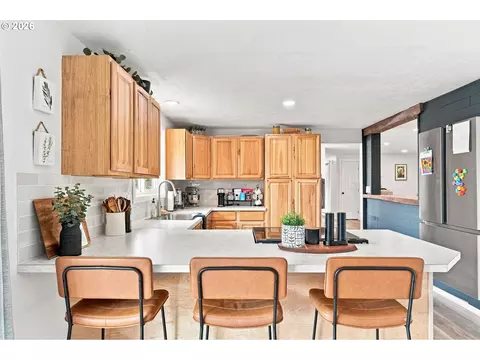 Kitchen - 992 Travis Ave, Eugene, OR 97404 photo 2 of 5