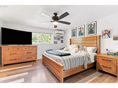 Bedroom - 992 Travis Ave, Eugene, OR 97404 photo 1 of 7