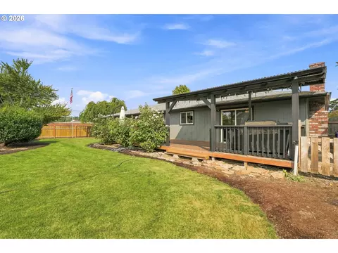 Exterior - 992 Travis Ave, Eugene, OR 97404 photo 6 of 9