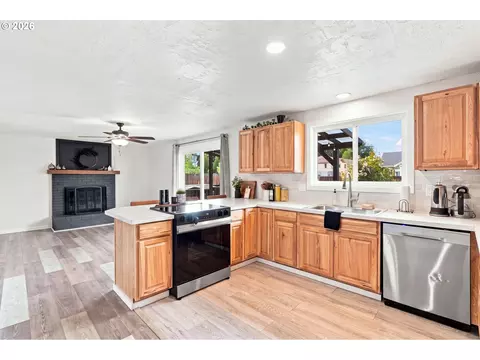 Kitchen - 992 Travis Ave, Eugene, OR 97404 photo 4 of 5