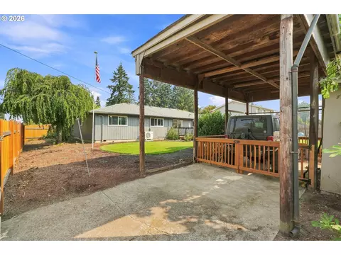 Exterior - 992 Travis Ave, Eugene, OR 97404 photo 8 of 9