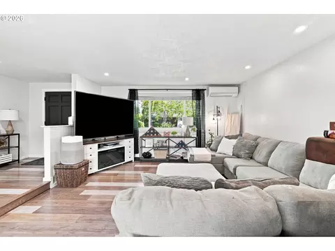 Living - 992 Travis Ave, Eugene, OR 97404 photo 1 of 4
