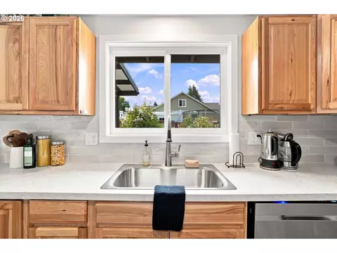 Kitchen - 992 Travis Ave, Eugene, OR 97404 photo 5 of 5