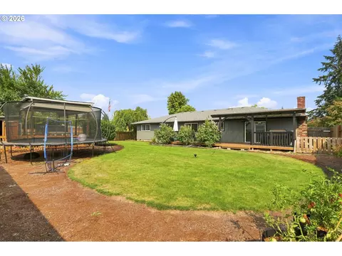 Exterior - 992 Travis Ave, Eugene, OR 97404 photo 5 of 9