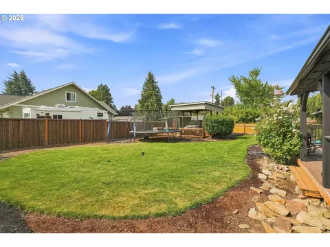 Exterior - 992 Travis Ave, Eugene, OR 97404 photo 4 of 9