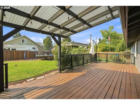 Exterior - 992 Travis Ave, Eugene, OR 97404 photo 3 of 9