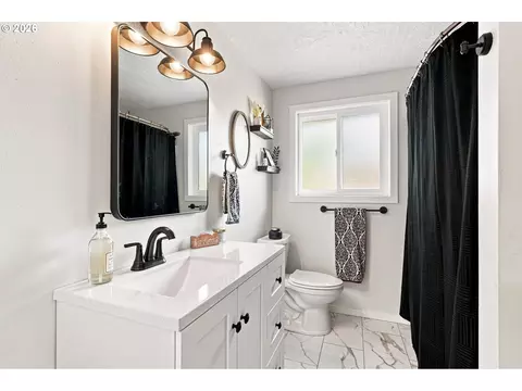 Bath - 992 Travis Ave, Eugene, OR 97404 photo 3 of 3