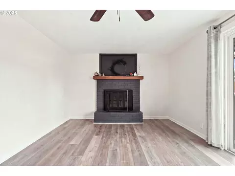 Living - 992 Travis Ave, Eugene, OR 97404 photo 4 of 4