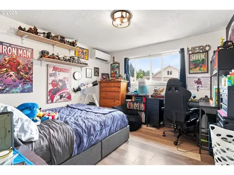 Bedroom - 992 Travis Ave, Eugene, OR 97404 photo 6 of 7