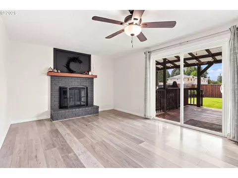 Living - 992 Travis Ave, Eugene, OR 97404 photo 3 of 4