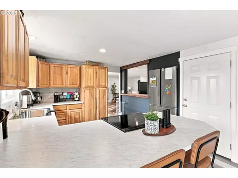 Kitchen - 992 Travis Ave, Eugene, OR 97404 photo 3 of 5