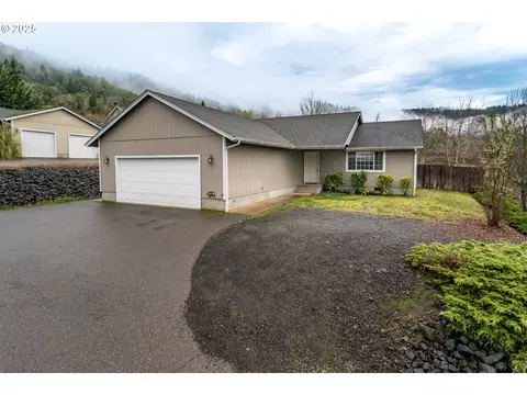 143 Barron Ct, Roseburg, OR 97471