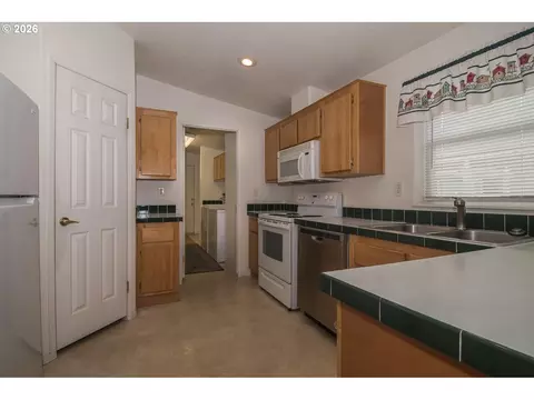Kitchen - 119 SE 216th Ave, Gresham, OR 97030 photo 1 of 3