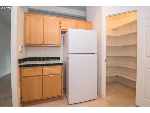 Kitchen - 119 SE 216th Ave, Gresham, OR 97030 photo 2 of 3