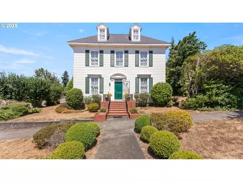 812 E 2nd St, Coquille, OR 97423