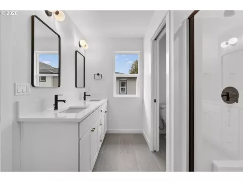 Bath - 4055 SW Mckinley St, Gresham, OR 97080 photo 4 of 7
