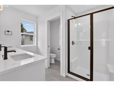 Bath - 4055 SW Mckinley St, Gresham, OR 97080 photo 3 of 7