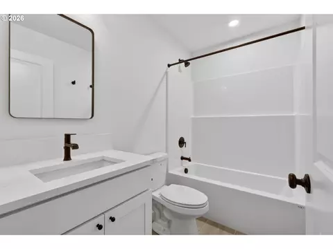 Bath - 4055 SW Mckinley St, Gresham, OR 97080 photo 7 of 7