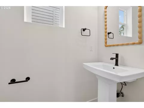 Bath - 4055 SW Mckinley St, Gresham, OR 97080 photo 2 of 7