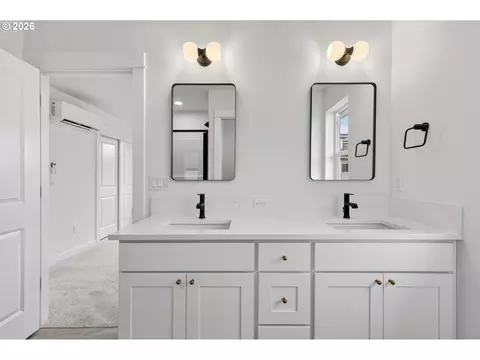 Bath - 4055 SW Mckinley St, Gresham, OR 97080 photo 5 of 7