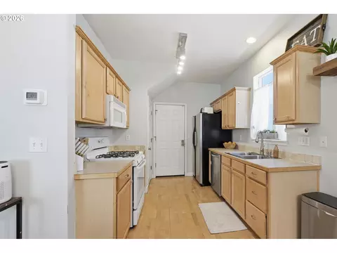 Kitchen - 3625 Kendra St, Eugene, OR 97404 photo 1 of 5
