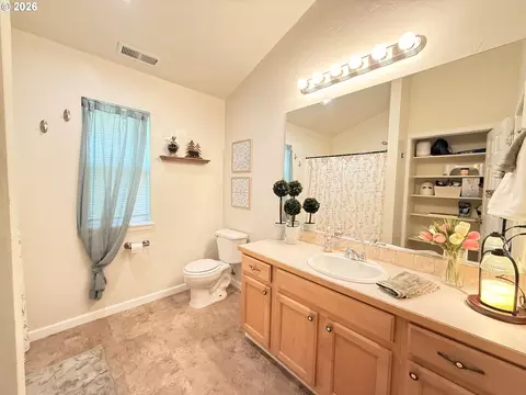 Bath - 3625 Kendra St, Eugene, OR 97404 photo 1 of 1