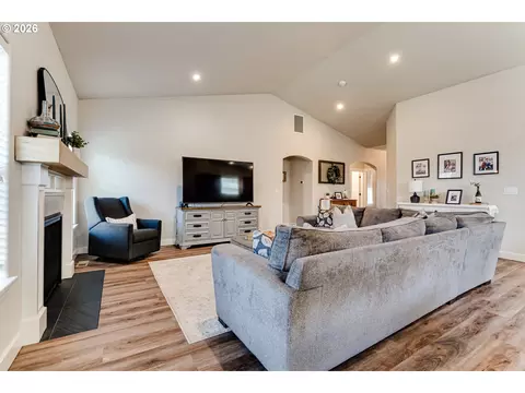 5427 King Arthur Ct, Eugene, OR 97402 photo 3