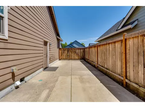 5427 King Arthur Ct, Eugene, OR 97402 photo 2