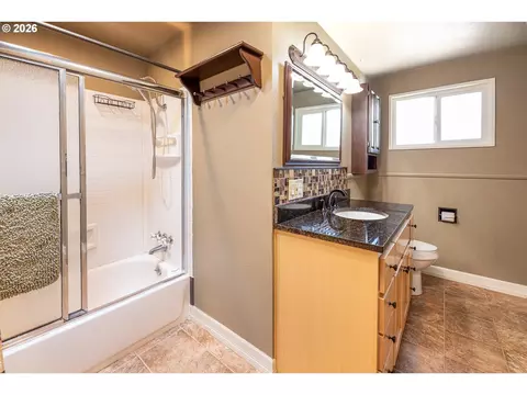 Bath - 1294 Satre St, Eugene, OR 97401 photo 1 of 2