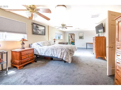 Bedroom - 1294 Satre St, Eugene, OR 97401 photo 4 of 8