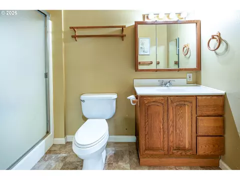 Bath - 1294 Satre St, Eugene, OR 97401 photo 2 of 2