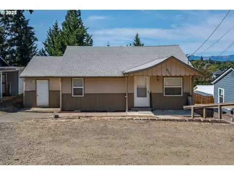 866 NE Walnut St, Roseburg, OR 97470