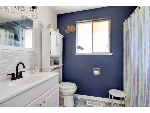 Bath - 1035 SE 225th Ave, Gresham, OR 97030 photo 2 of 3