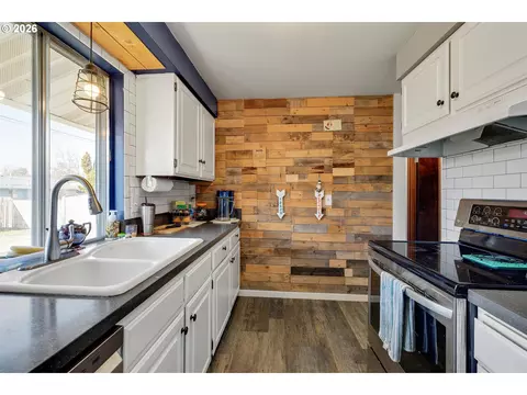 Kitchen - 1035 SE 225th Ave, Gresham, OR 97030 photo 2 of 4
