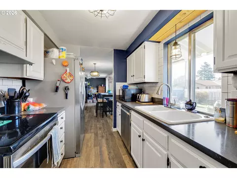 Kitchen - 1035 SE 225th Ave, Gresham, OR 97030 photo 4 of 4