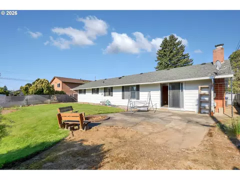 Exterior - 1035 SE 225th Ave, Gresham, OR 97030 photo 6 of 9