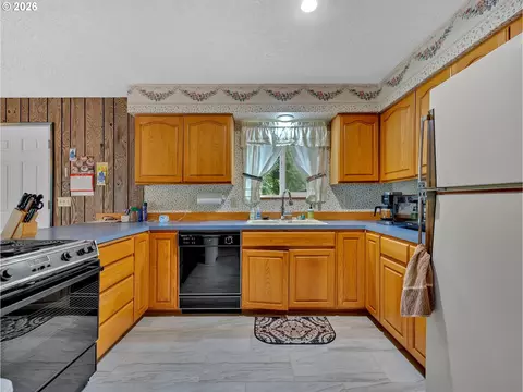 Kitchen - 58610 E Highway 26, Sandy, OR 97055 photo 1 of 2