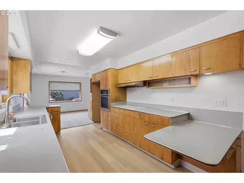 Kitchen - 858 N 20th Way, Cornelius, OR 97113 photo 5 of 6