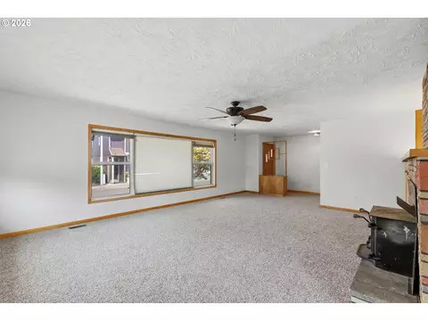 Living - 858 N 20th Way, Cornelius, OR 97113 photo 4 of 5