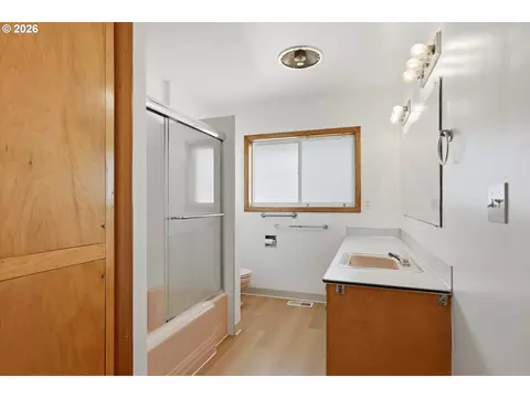 Bath - 858 N 20th Way, Cornelius, OR 97113 photo 1 of 2