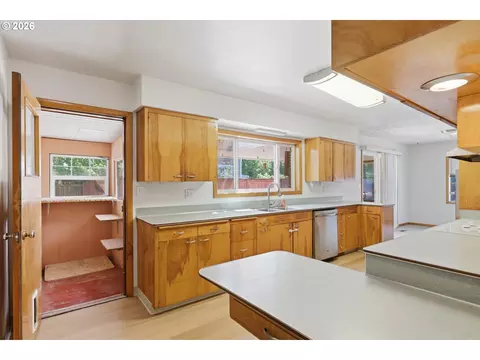 Kitchen - 858 N 20th Way, Cornelius, OR 97113 photo 4 of 6