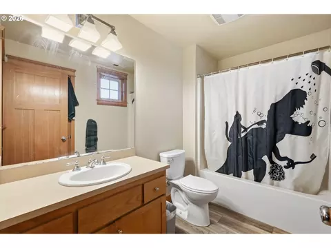 Bath - 6287 Fernhill Loop, Springfield, OR 97478 photo 4 of 4