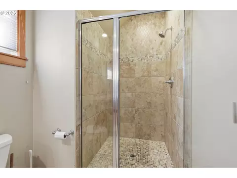 Bath - 6287 Fernhill Loop, Springfield, OR 97478 photo 3 of 4