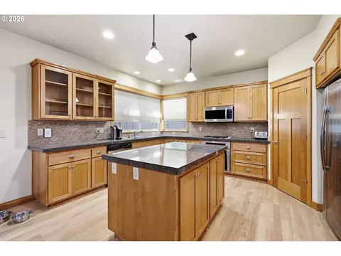 Kitchen - 6287 Fernhill Loop, Springfield, OR 97478 photo 2 of 4