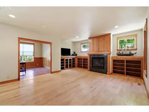 Living - 6287 Fernhill Loop, Springfield, OR 97478 photo 2 of 7