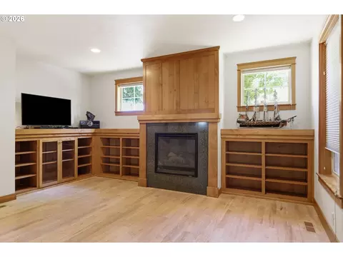 Living - 6287 Fernhill Loop, Springfield, OR 97478 photo 3 of 7