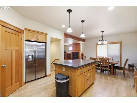 Kitchen - 6287 Fernhill Loop, Springfield, OR 97478 photo 4 of 4