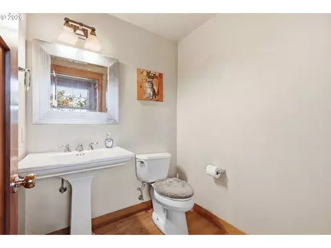 Bath - 6287 Fernhill Loop, Springfield, OR 97478 photo 1 of 4